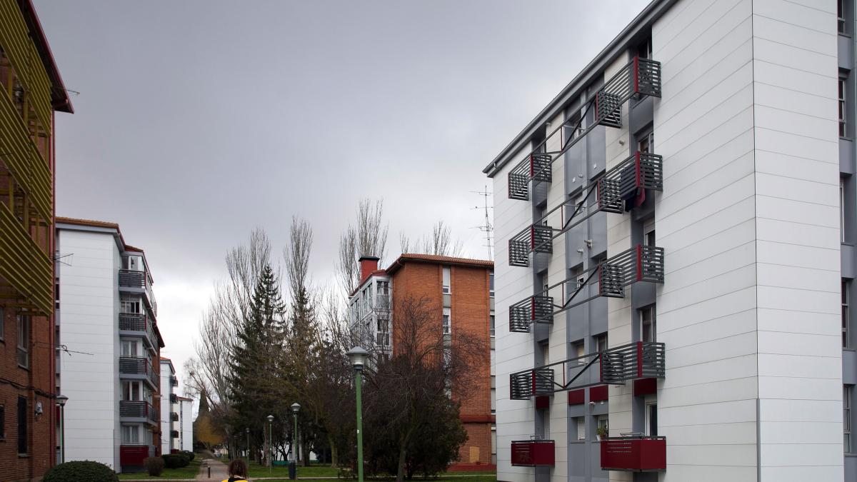 En el barrio se mezclan los edificios que han finalizado su remodelación con los que todavía están a falta de ello.