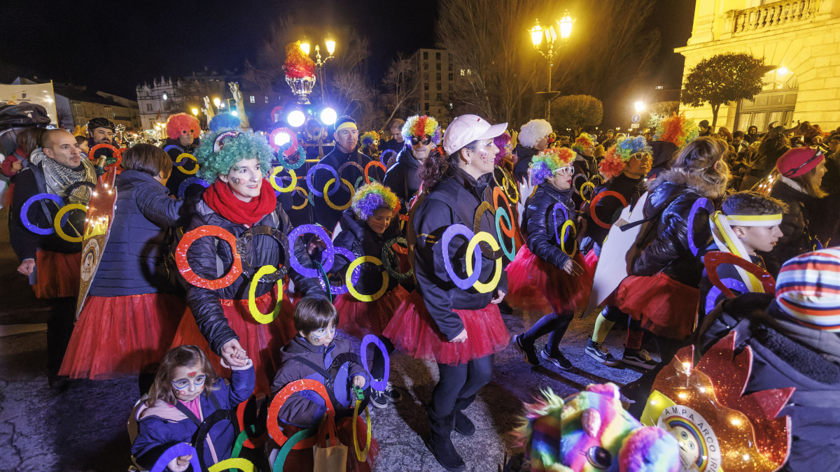 Familias del Ampa Arco Iris del colegio Miguel Delibes disfrazadas de aros olímpicos y antorchas.