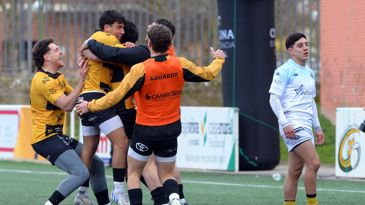 Los jugadores del Recoletas Burgos Caja Rural celebran el pase a la final.