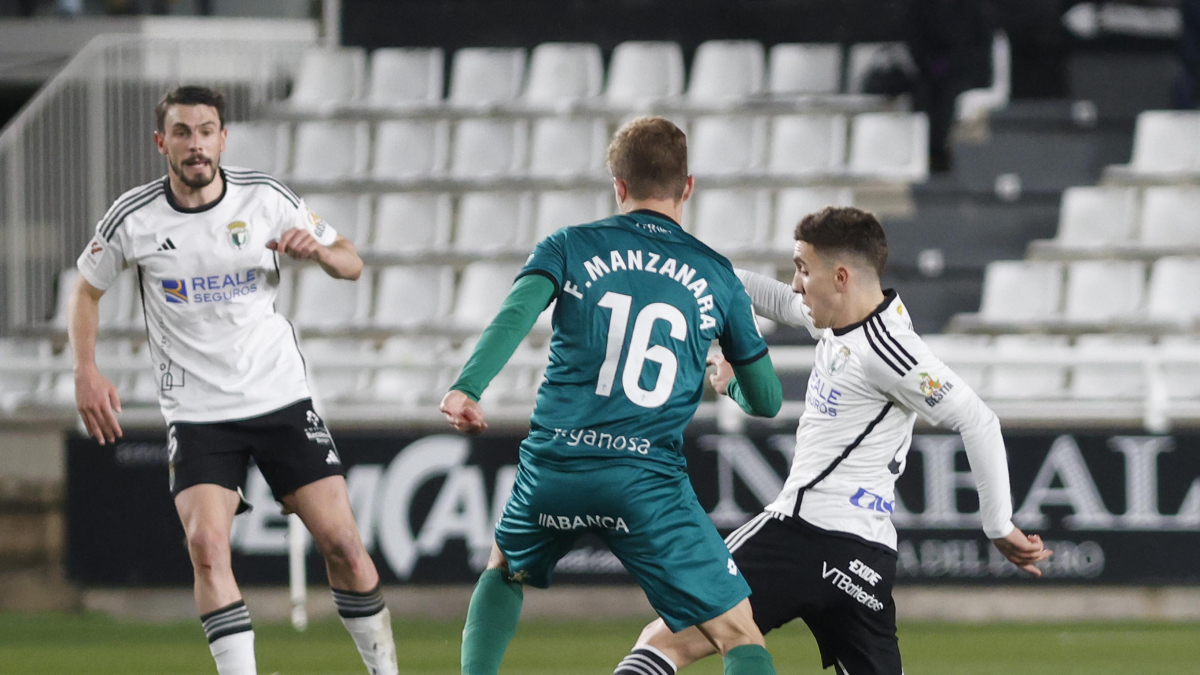 Imagen del partido entre el Burgos CF y el Racing de Ferrol.