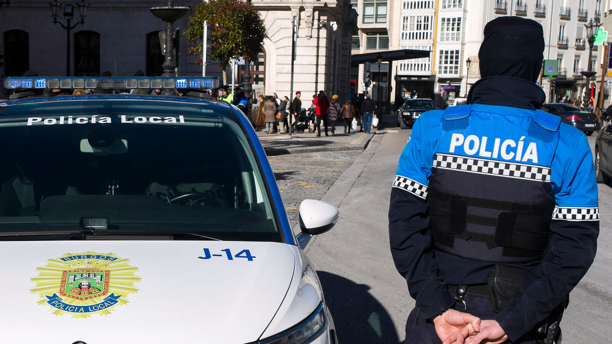 Un agente de la Policía Local en la plaza del Mío Cid, en pleno centro de la capital burgalesa.