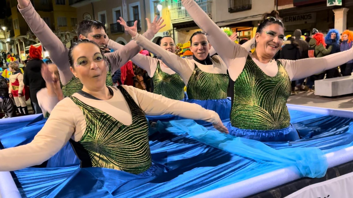 La natación sincronizada del colegio Santa María fue lo mejor de la noche