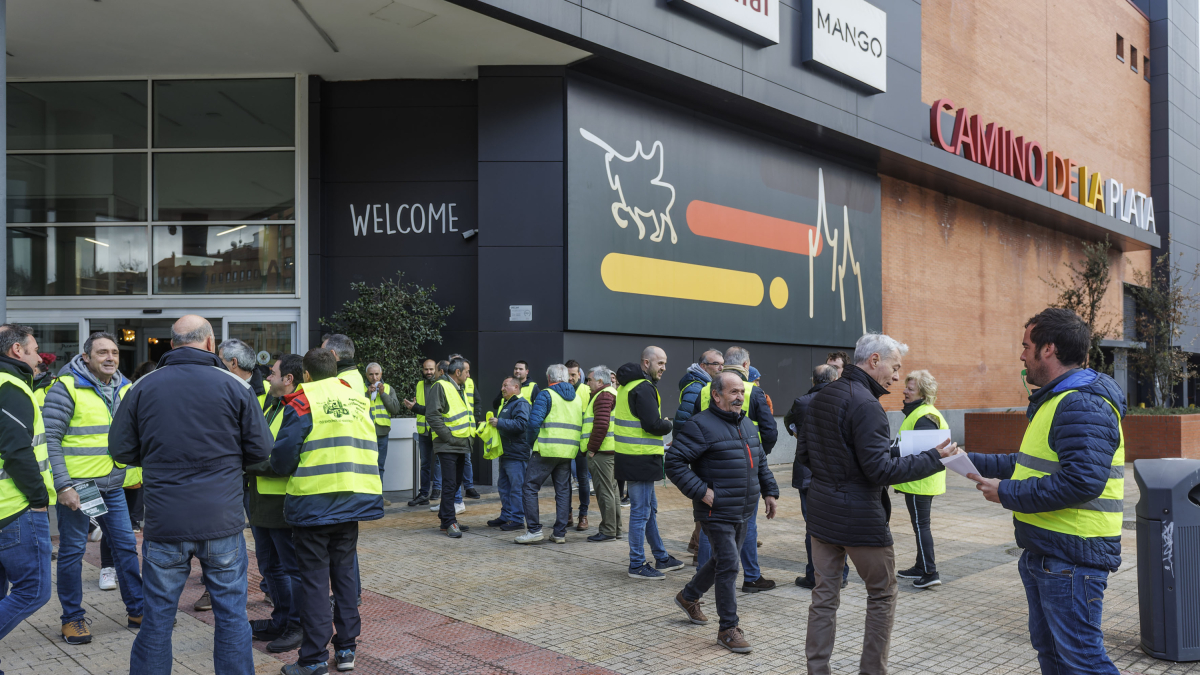 Agricultores y ganaderos reparten octavillas frente a Alcampo.