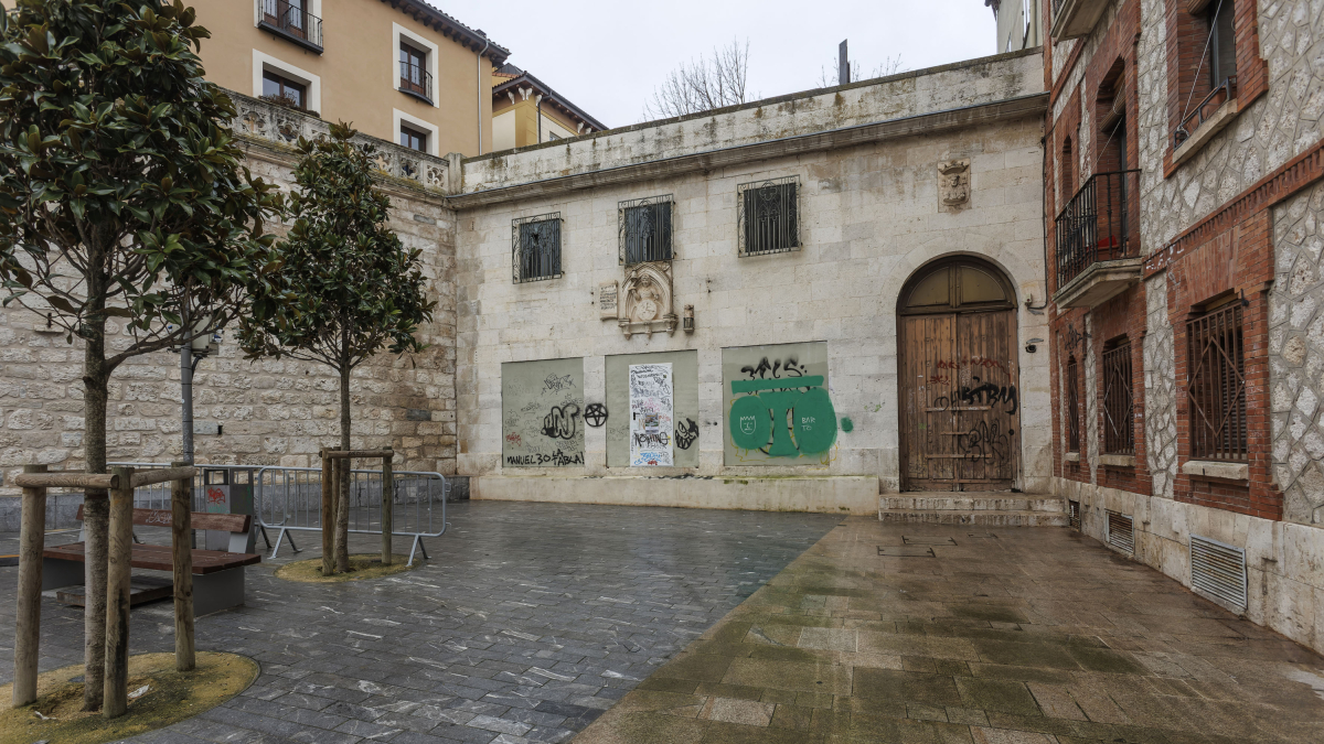 El edificio municipal que acogió el antiguo Asador de Aranda, en Las Llanas.