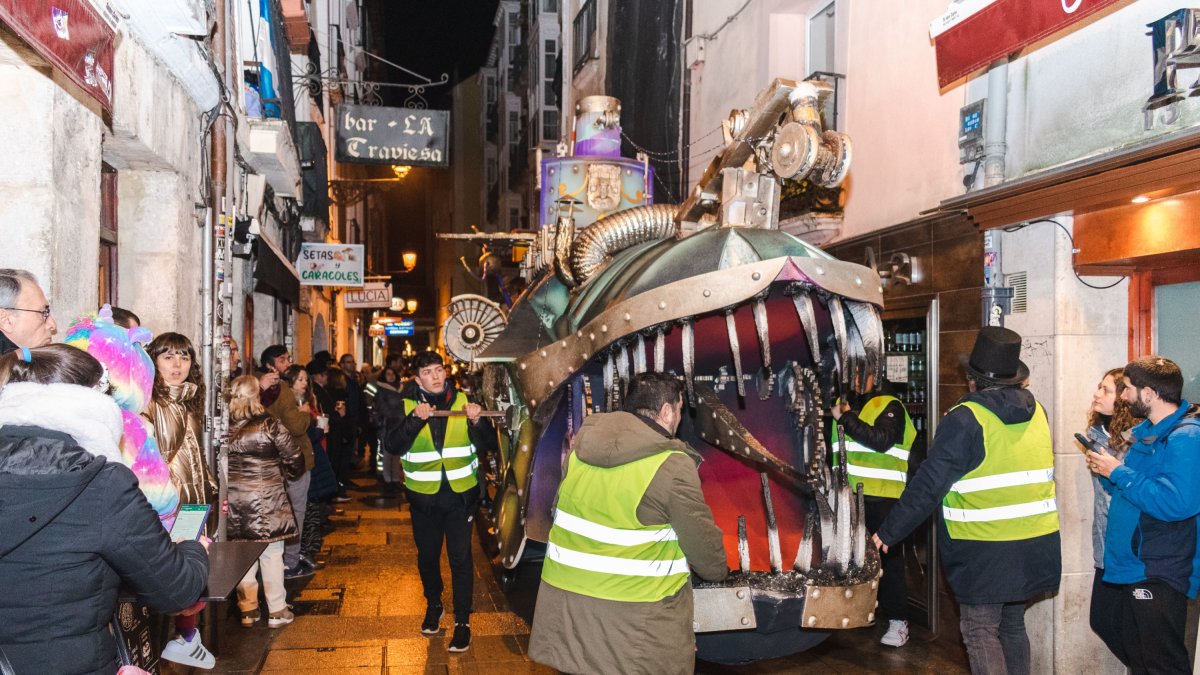 Instante del entierro de la Sardina del Carnaval de Burgos 2024.