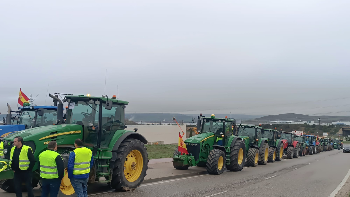 Segunda tractorada en Burgos, a punto de salir, frente a Obramat.