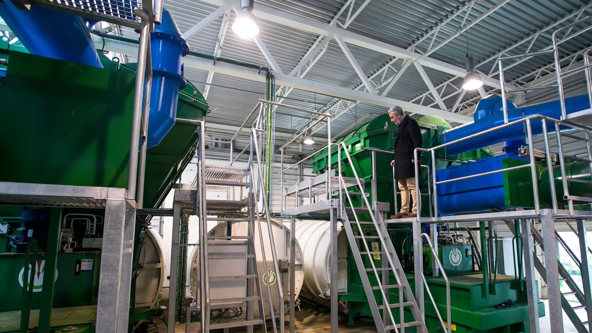 El concejal Carlos Niño (PP) observa el funcionamiento de la central de recogida neumática de residuos, entre las calles Eduardo Ontañón y carretera de Arcos.