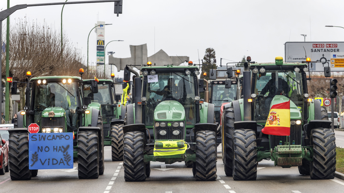 La segunda gran tractorada en Burgos, desfilando por la avenida Cantabria.