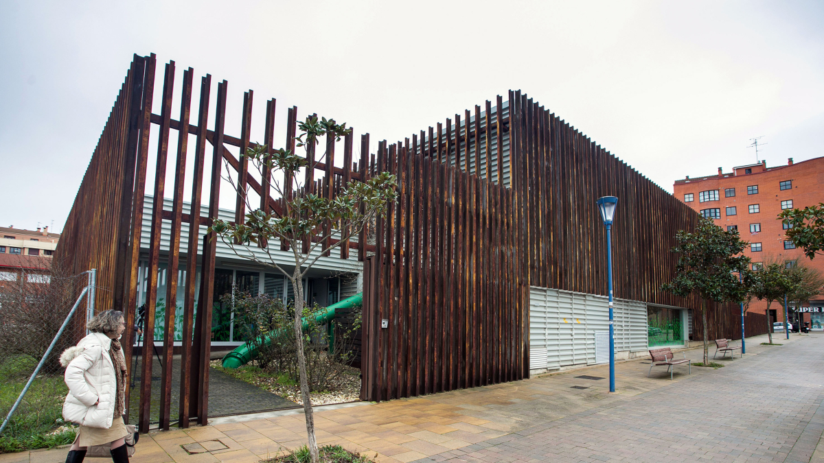 Acceso a la central de recogida neumática de residuos en la calle Eduardo Ontañón, frente al Hangar.