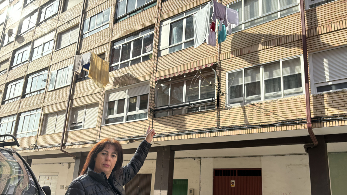 Teresa enseña impotente su casa ocupada en Aranda