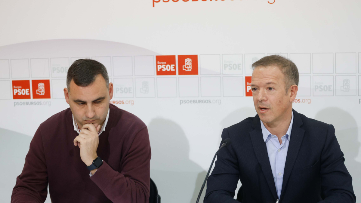 Álvaro Morales y Ander Gil, en la sede del PSOE de Burgos.