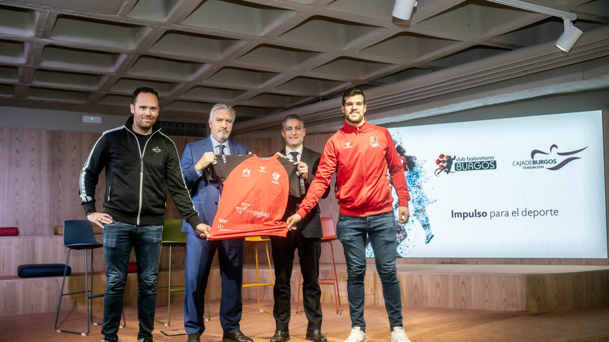 Los representantes de las entidades firmantes del convenio sostienen una camiseta junto con el técnico y el extremo del equipo.