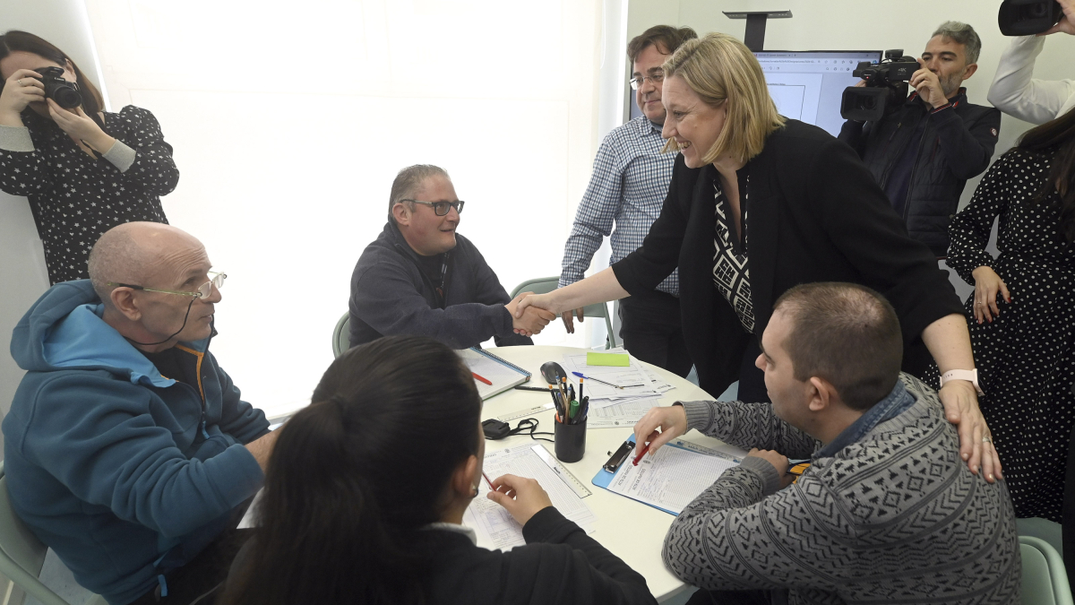 La consejera de Familia e Igualdad de Oportunidades, Isabel Blanco, visita el Espacio de Participación Comunitaria de la Fundación Intras