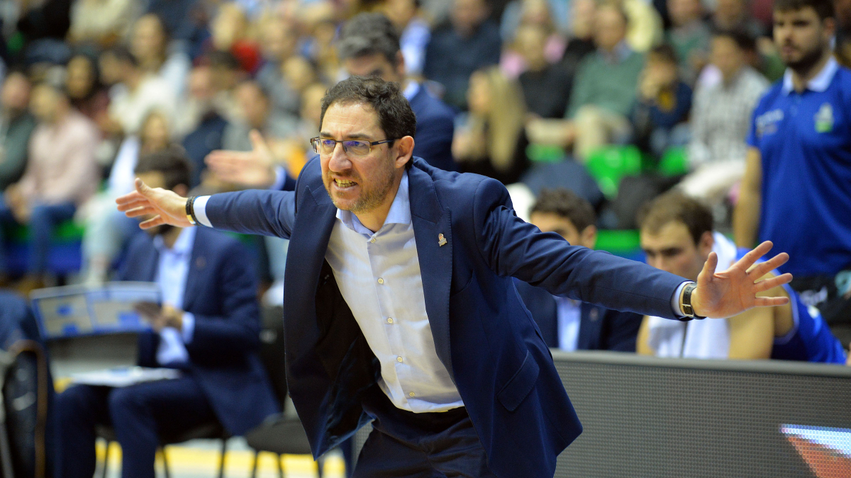 Lolo Encinas durante el partido ante el Alega Cantabria en el Coliseum.
