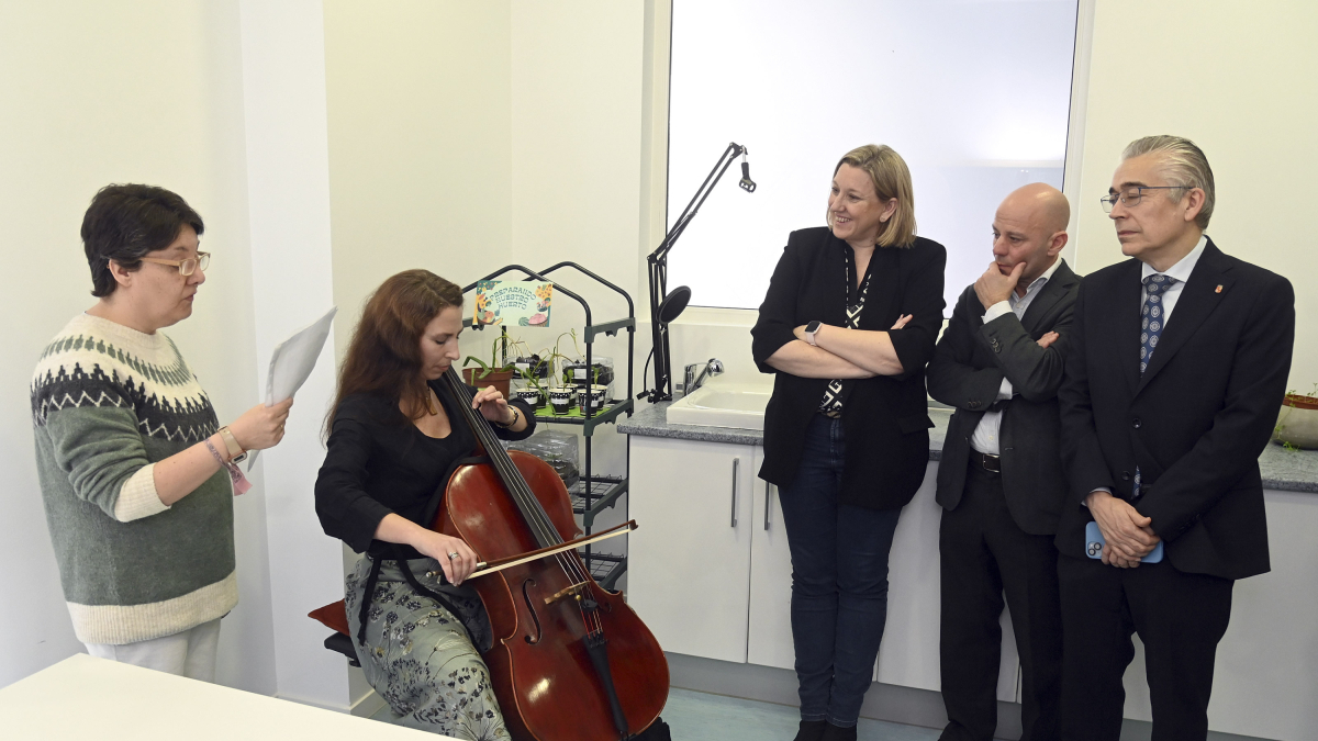 Laura y Maje muestran parte de su repertorio. Asistente Personal y usuaria de Fundación Intras han creado un dúo para ofrecer conciertos.