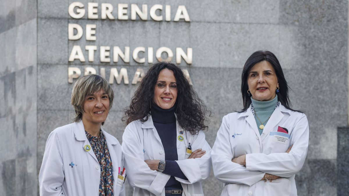 De izquierda a derecha: Silvia Paredes, coordinadora de equipos, Mónica Chicote, gerente de Atención Primaria, e Itziar Martínez, directora de Enfermería en Primaria.