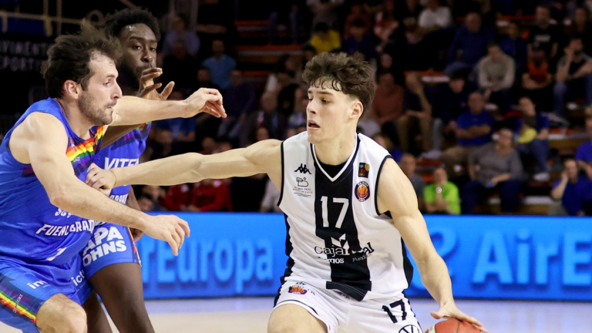 Mario Saint-Supéry conduce el balón durante la primera mitad.