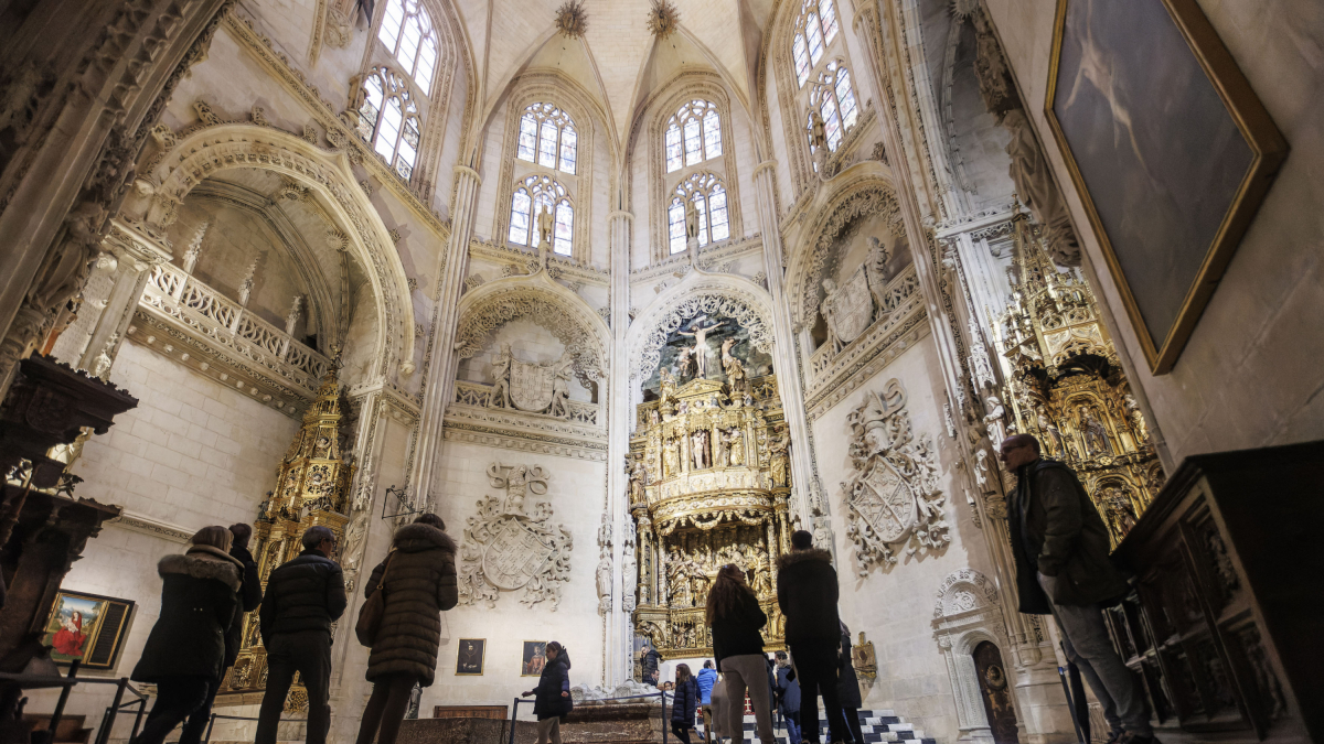 Un grupo de turistas pasean por la capilla de los Condestables.