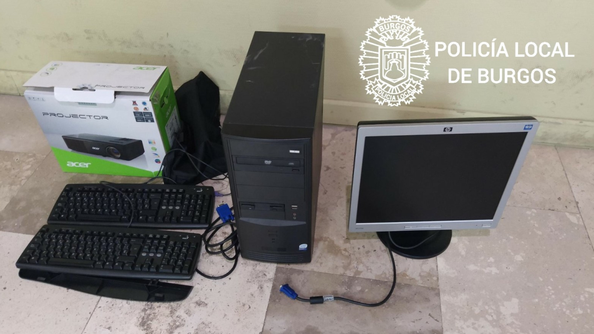 Los tres delincuentes fueron sorprendidos cargando este material informático sustraído en la calle Calera.