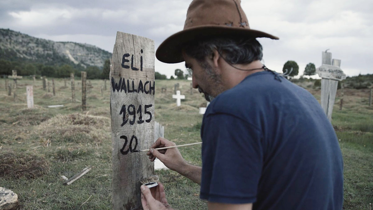 Sergio Garcia, de la asociación cultural Sad Hill, pinta la tumba de 'el feo', Eli Wallach.