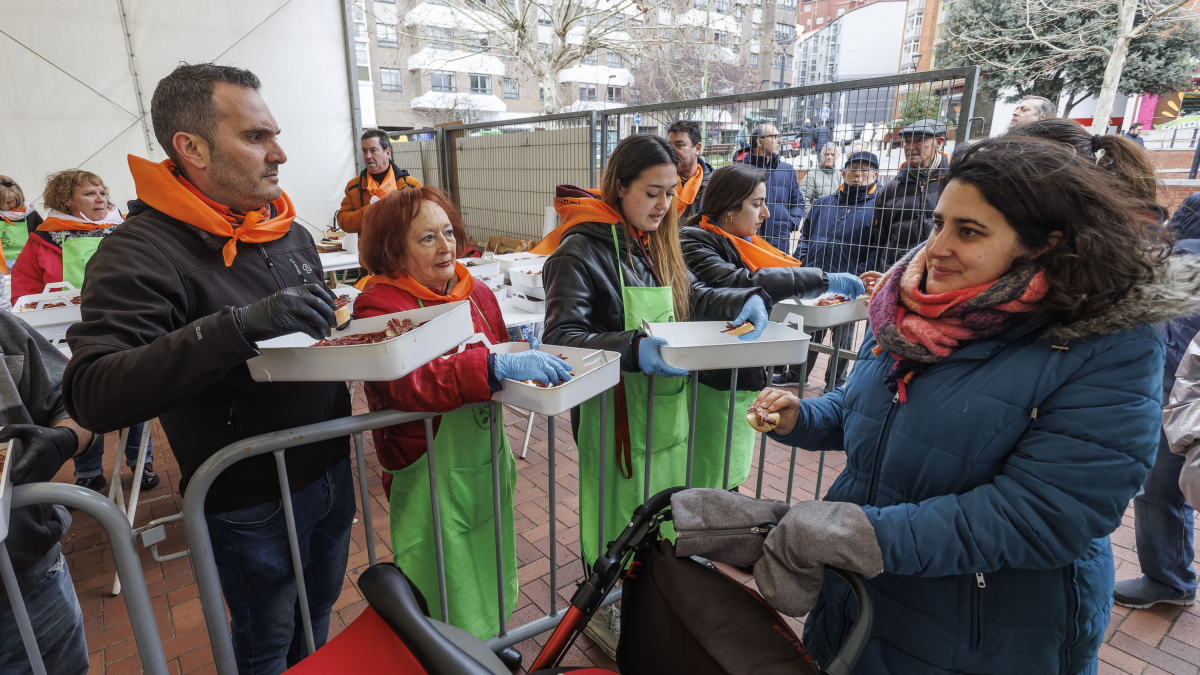Un momento del reparto de la cecina con motivo de las fiestas de San Pedro de la Fuente, el pasado febrero.