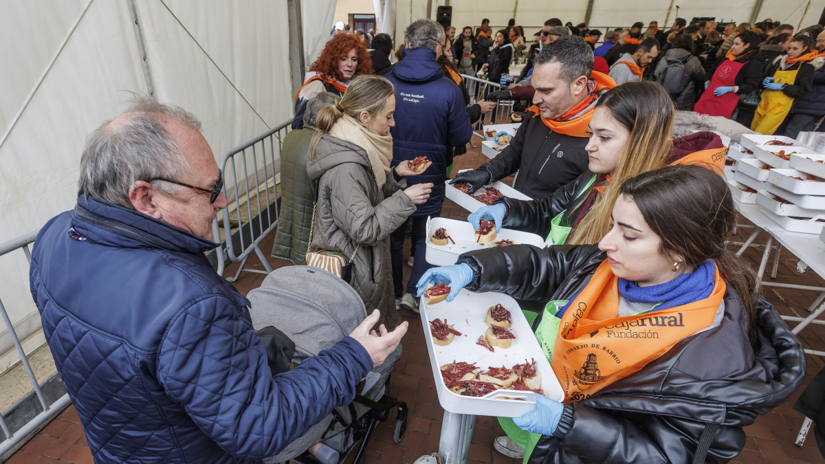 Vecinos de todas las edades se sumaron a la fiesta y degustaron su pincho de cecina, como manda la tradición.