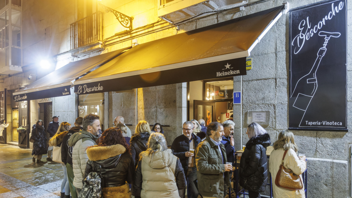 El Descorche se encuentra en la calle San Carlos nº3, a escasos metros de la calle San Lorenzo y la plaza Mayor.
