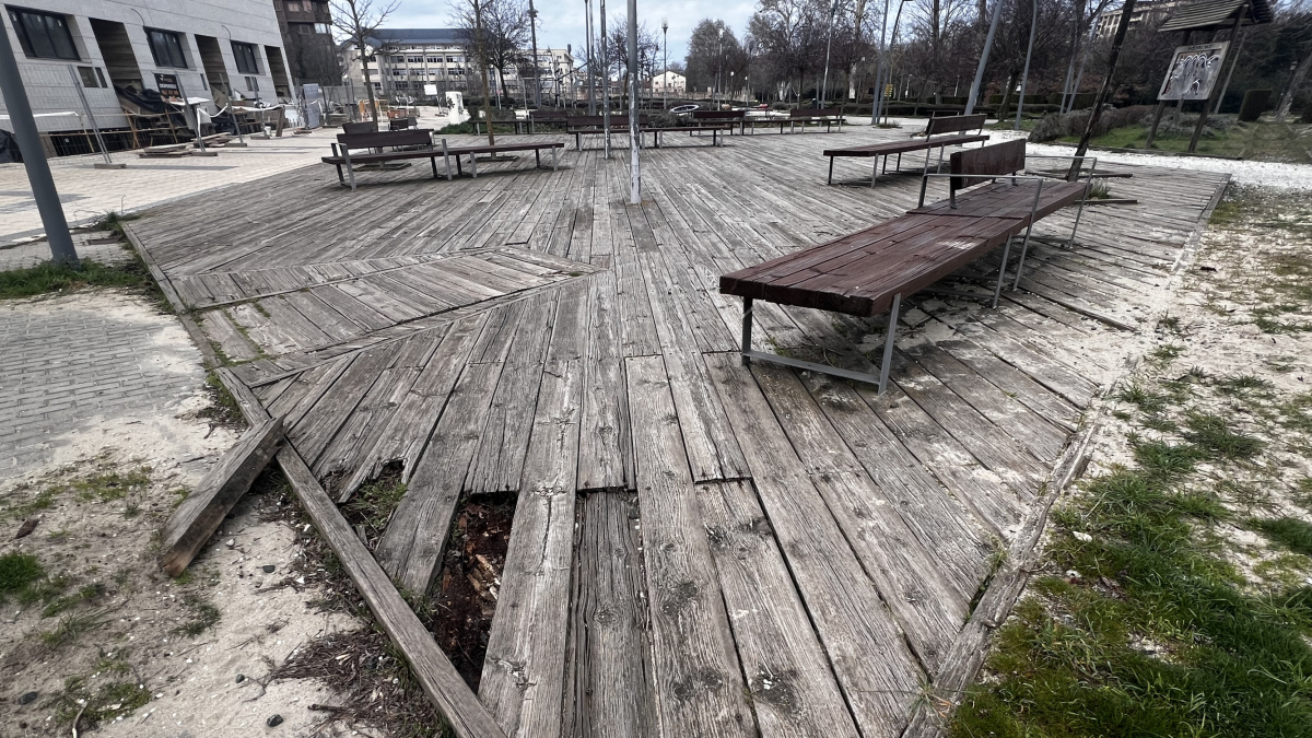 Maderas deterioradas en el parque de la Quinta, entre el colegio de Jesuitas y el puente de la autovía.