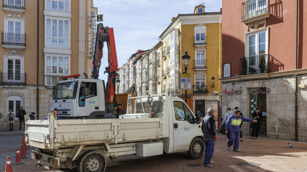 Una obra de la Sociedad de Aguas hace pocos días en la plaza de Alonso Martínez con la calle San Juan.