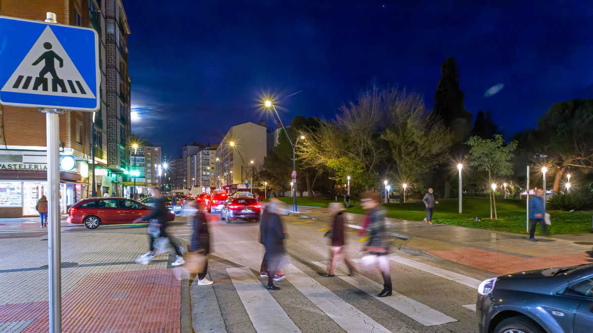 Paso de cebra a la altura de la calle Santiago número 35, en el barrio de Gamonal.