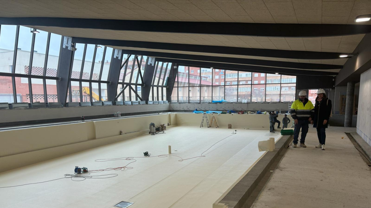 La concejala Belén Esteban visita las obras de la piscina