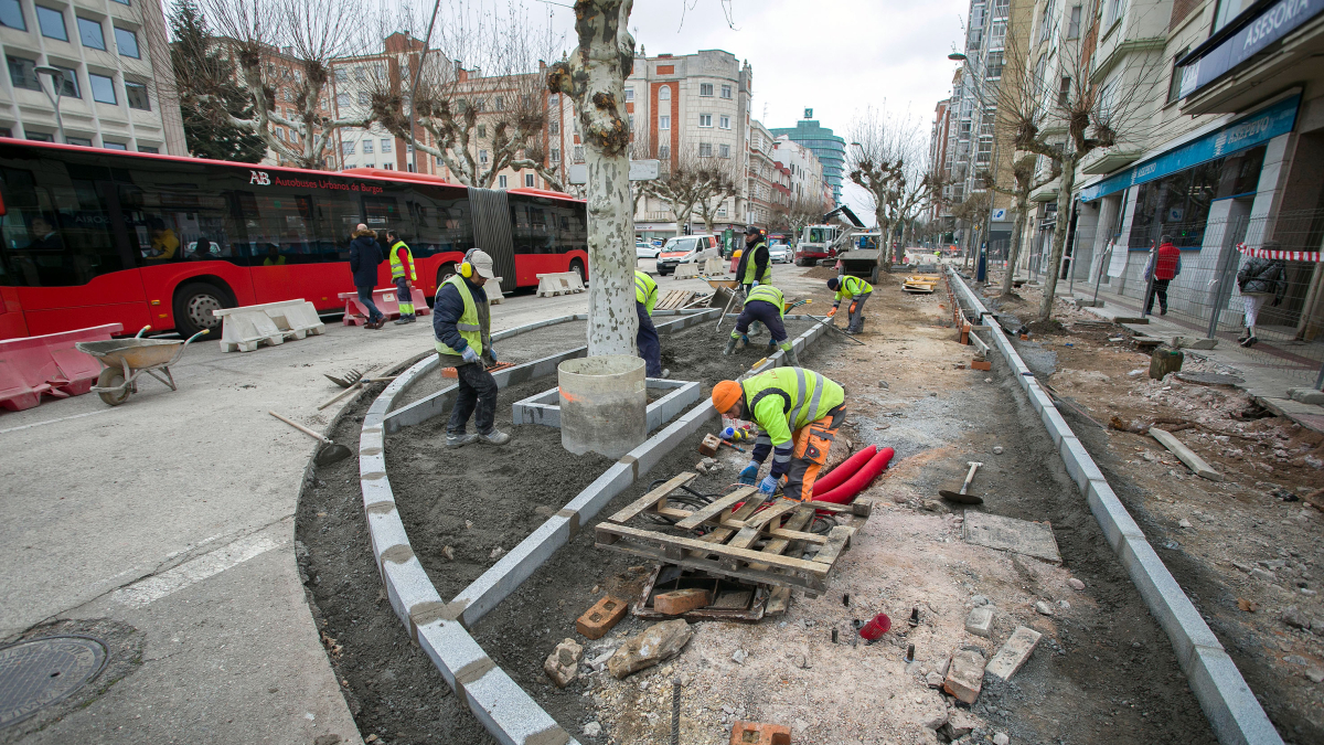 Obras del carril bici de la calle Vitoria, a la altura de la Delegación de Hacienda.