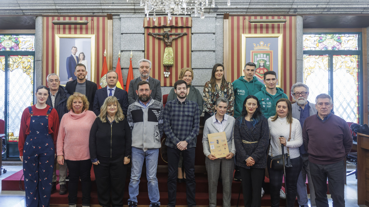 Foto de familia de los representantes municipales y los colectivos de afectados por enfermedades raras de Burgos al término de la lectura del manifiesto con motivo del Día Mundial de estas patologías.