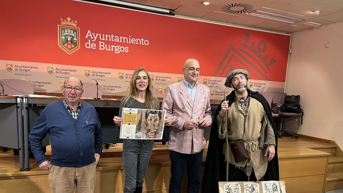 Roberto Balbás, Carolina Álvarez, Jesús Toledano, junto al 'ciego' que a modo de aperitivo interpretaba un romance de época en la presentación de los actos de celebración de la fundación de Burgos.