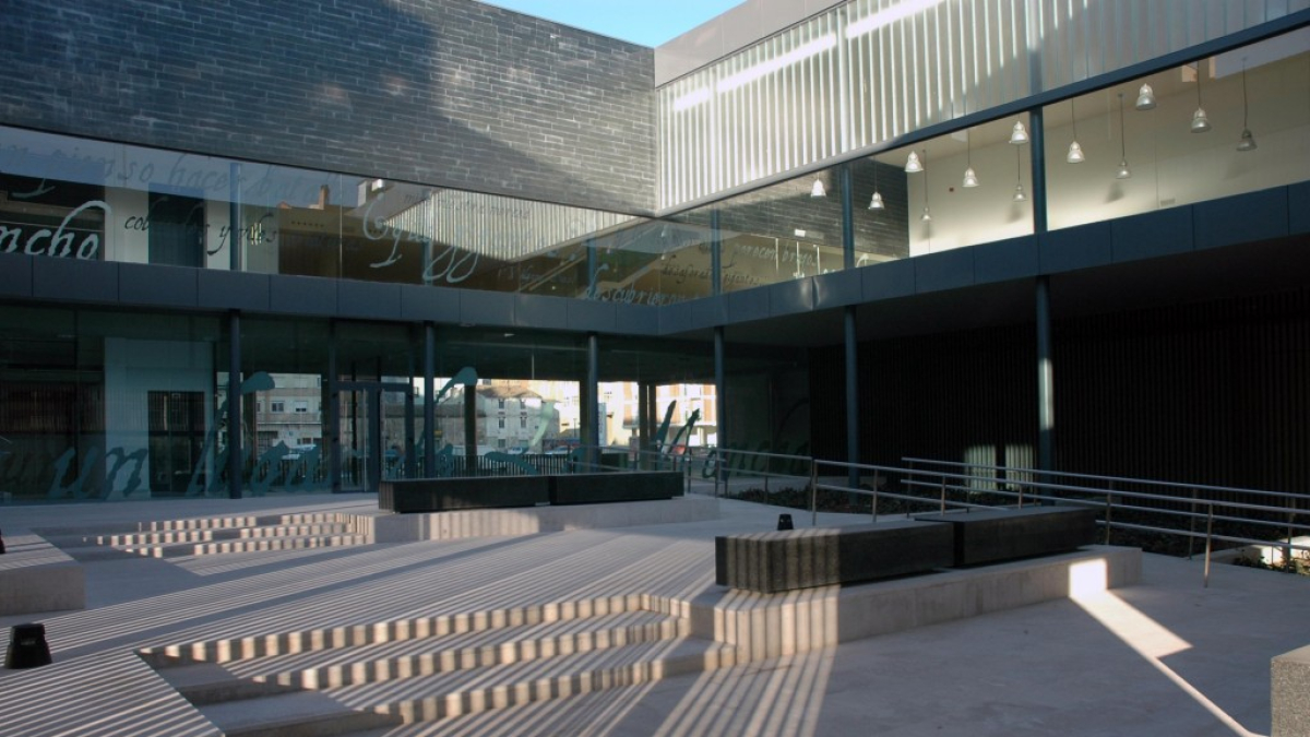 Cubrir el patio de la Biblioteca Miguel de Cervantes es el segundo proyecto prioritario del Distrito Oeste tras el nuevo centro social de la Barriada Yagüe.