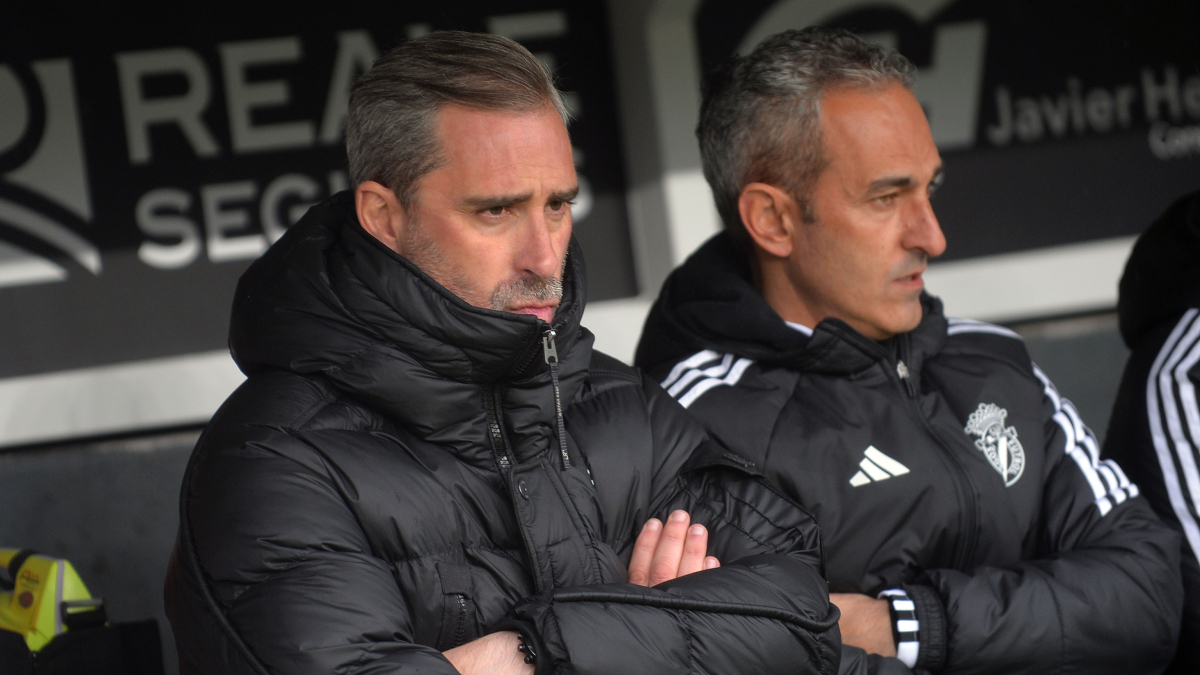 Bolo, bien abrigado en el banquillo junto a Pablo Lago.