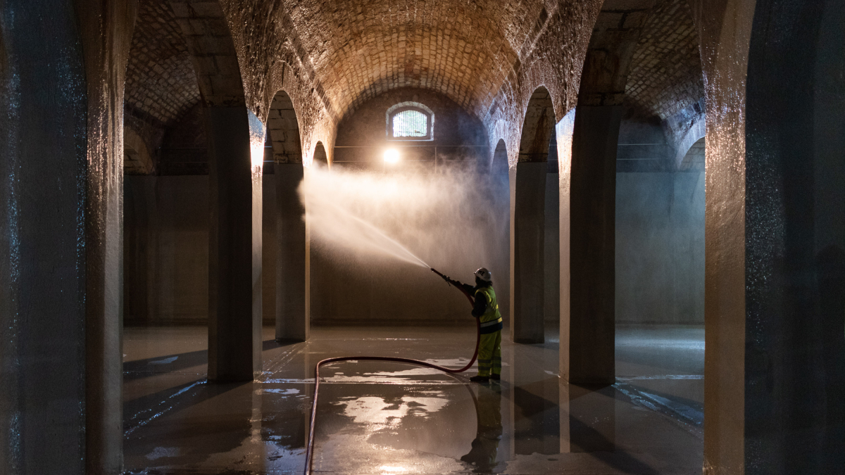 Un operario de Aguas de Burgos utiliza agua a presión uno de los depósitos del cerro de San Miguel.