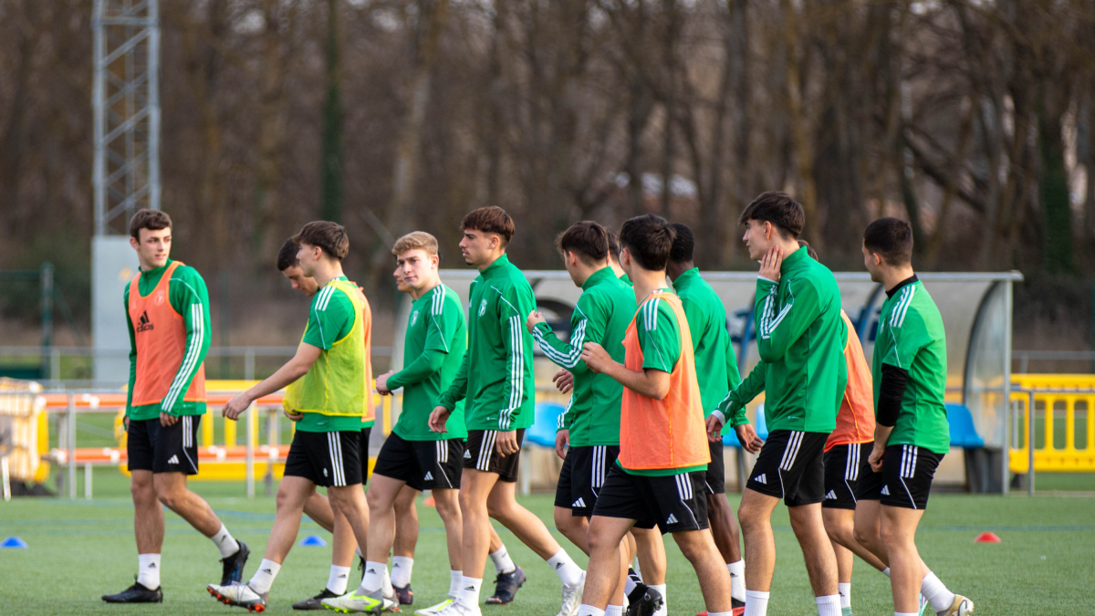 Los juveniles del BCF en uno de los entrenamientos previos al partido ante el Victoria.