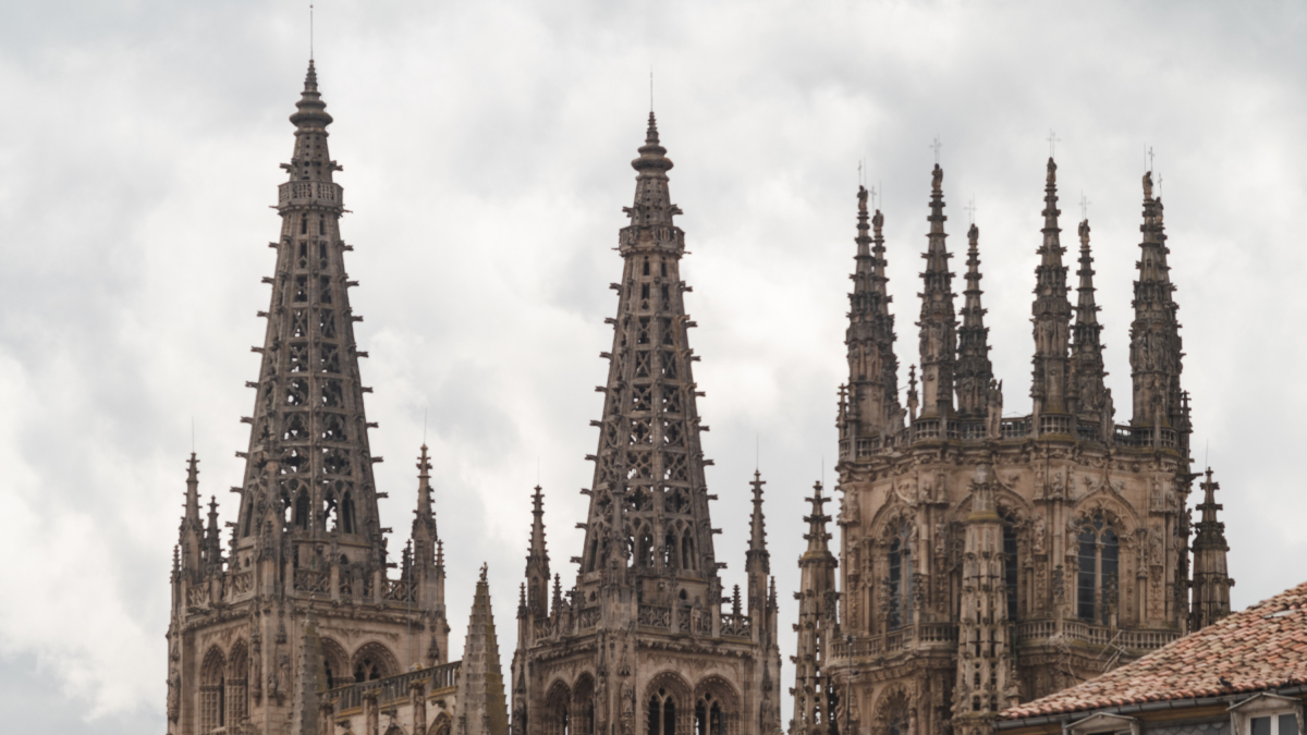 Las dos agujas de la Catedral de Burgos se someterán a una revisión tras la caída de un crochet.