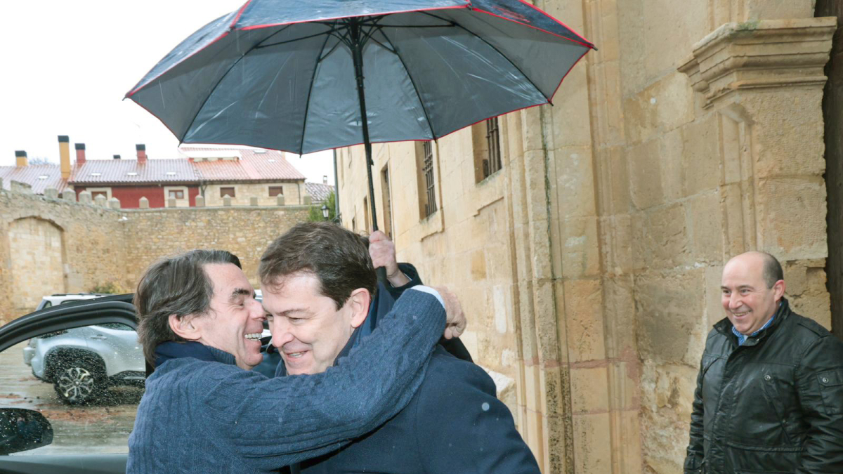 El presidente de la Junta, Alfonso Fernández Mañueco, acompaña al expresidente del Gobierno José María Aznar, en el Monasterio de Silos, con motivo de su visita por Castilla y León