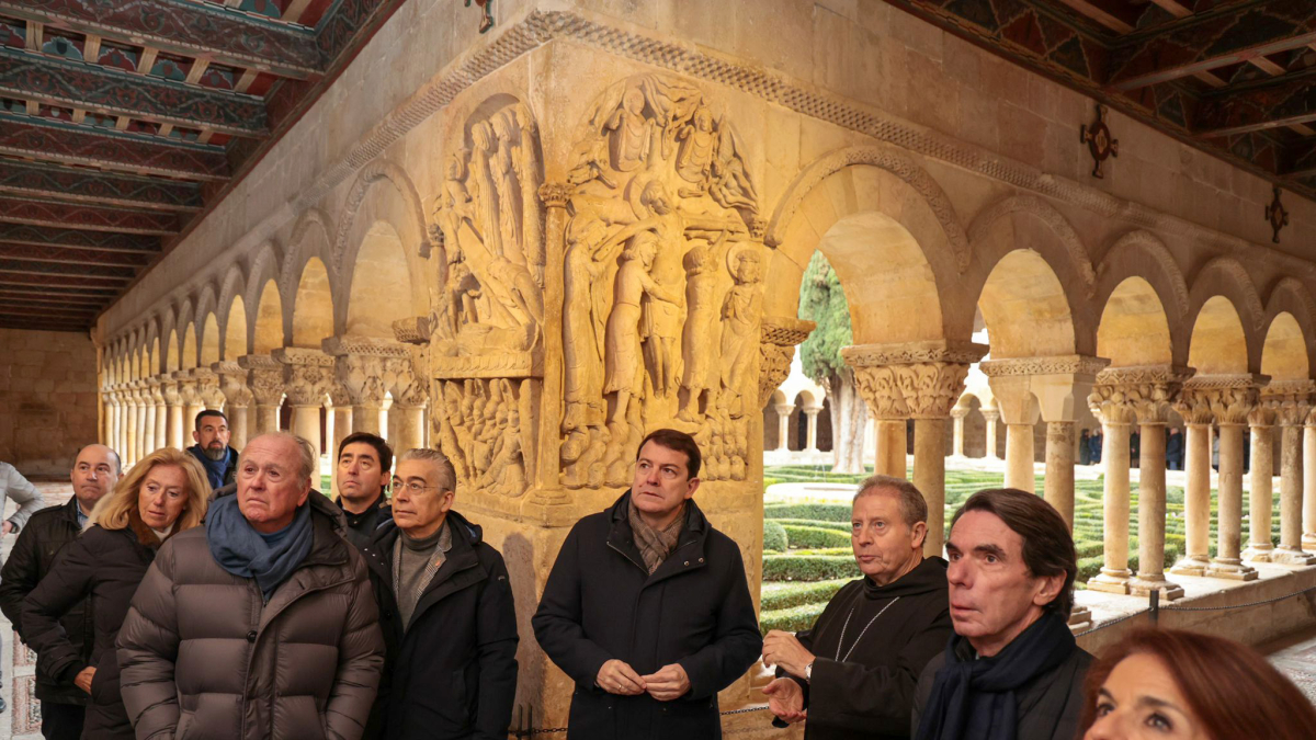 El presidente de la Junta, Alfonso Fernández Mañueco, acompaña al expresidente del Gobierno José María Aznar, en el Monasterio de Silos, con motivo de su visita por Castilla y León