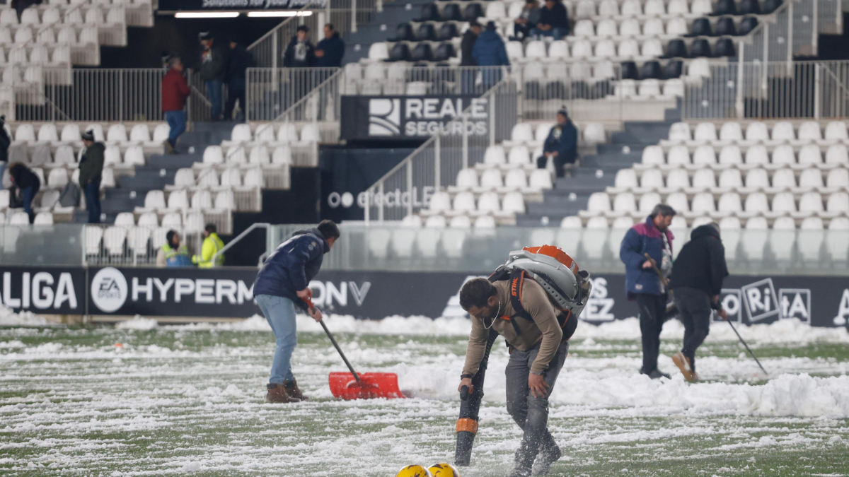 Limpiando nieve en El Plantío.