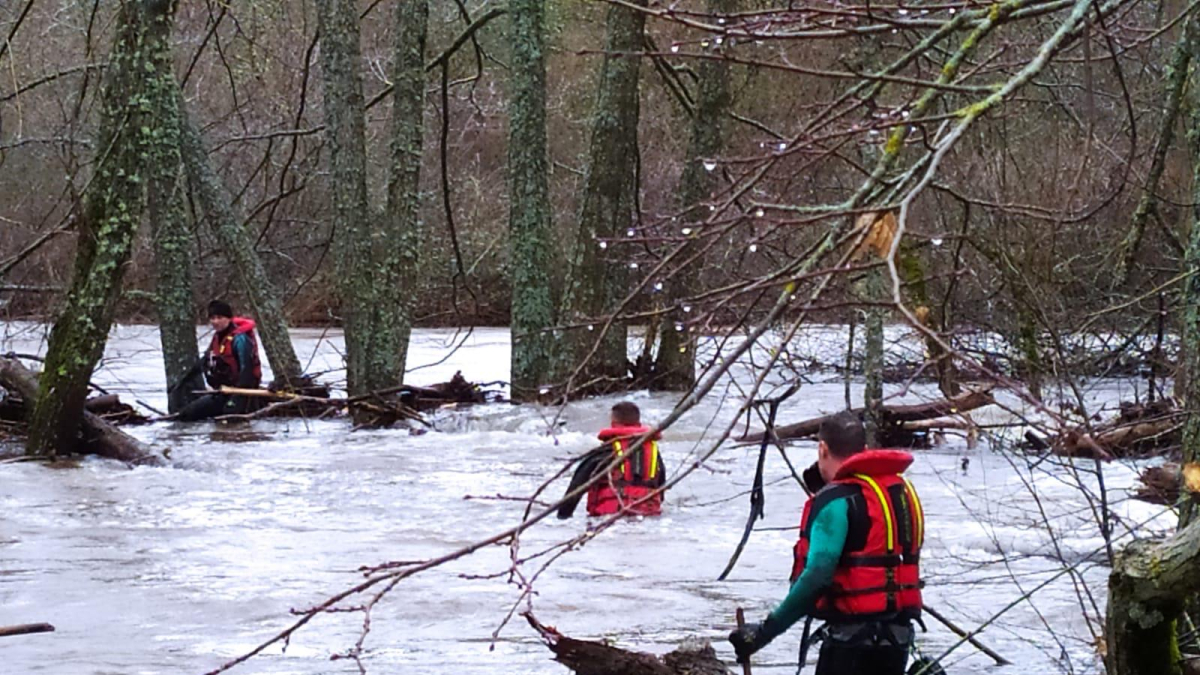 Efectivos del GEAS de la Guardia Civil buscan en el cvauce del río Pedroso a la mujer desaparecida.