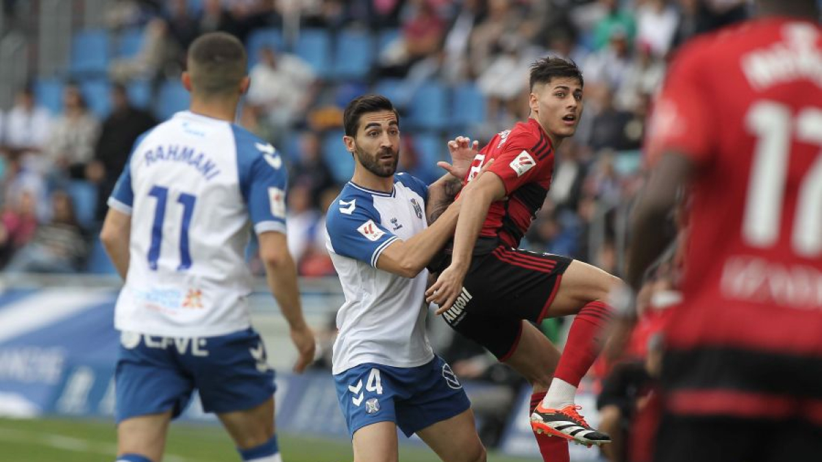 El Tenerife salió al campo con las ideas más claras y aunque los rojillos apretaron al final, el daño estaba hecho en la primera parte.
