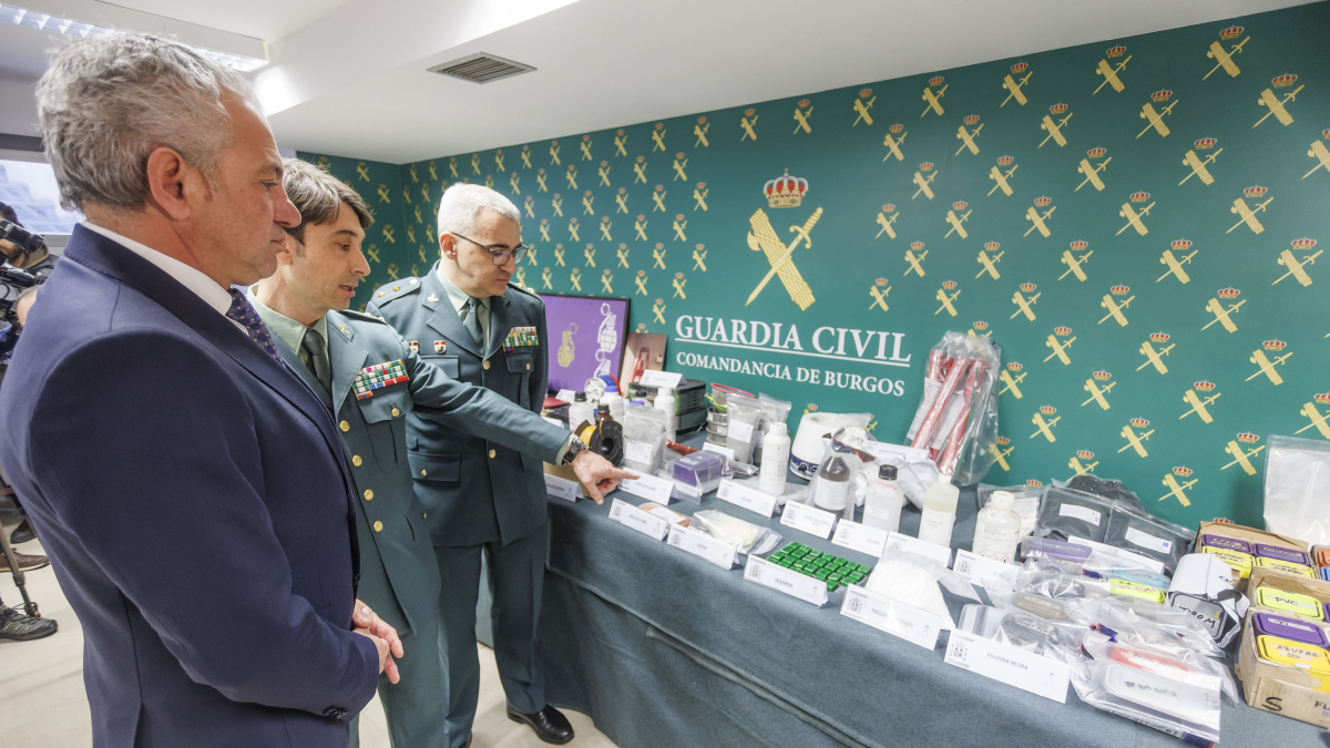 El delegado del Gobierno, Nicarnor Sen, con Alejandro Hernández y Alfonso Martín (Guardia Civil).