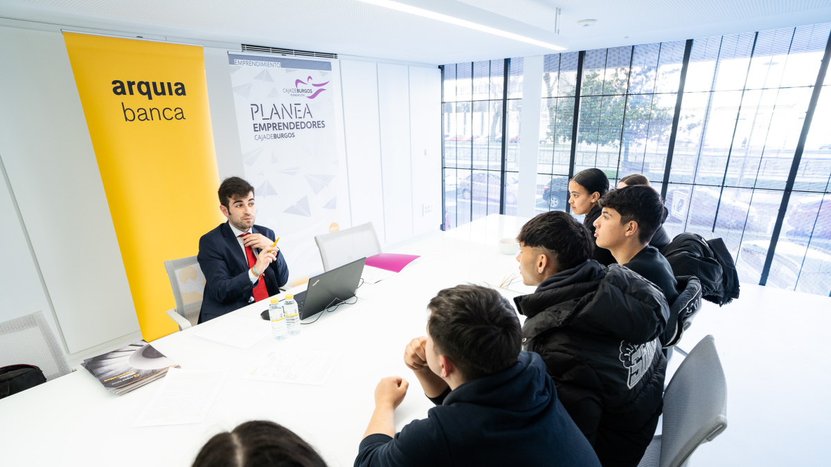 Estudiantes participando en el programa de fomento del emprendimiento