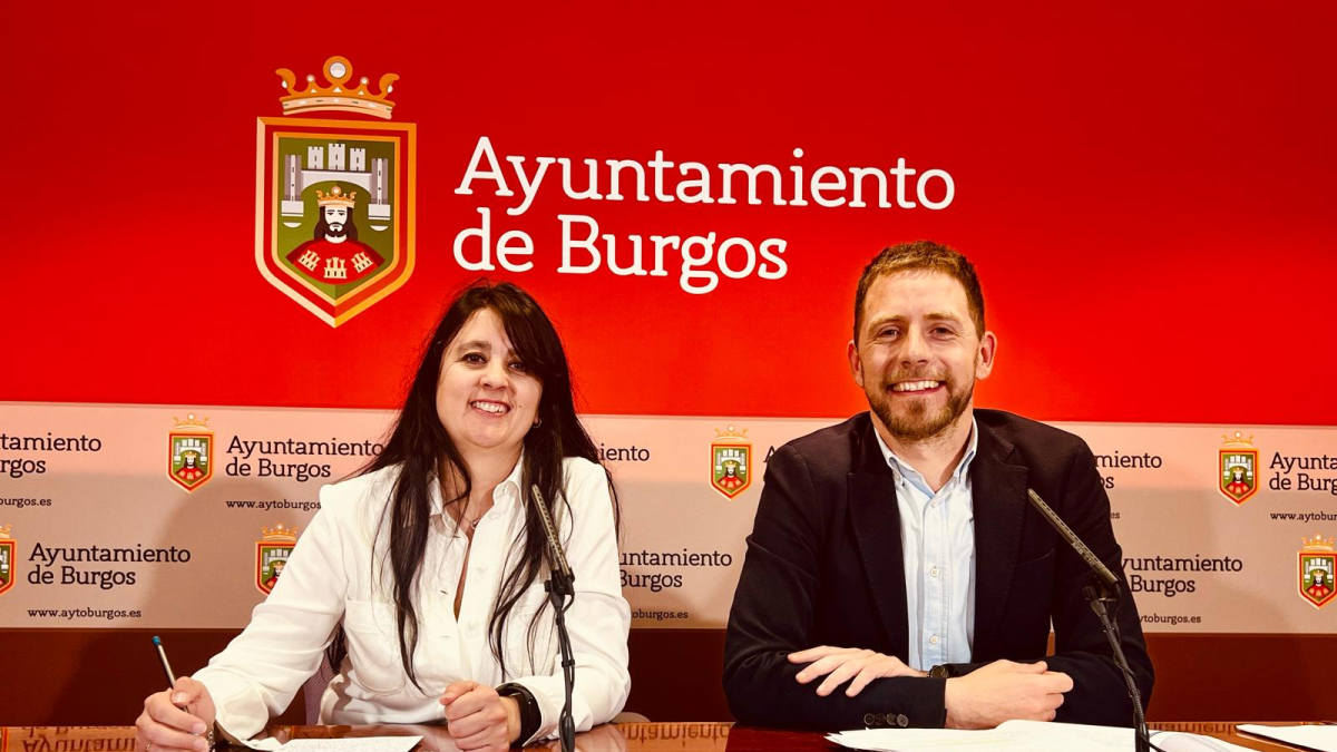 Virginia Escudero y Josué Temiño en una rueda de prensa en el Ayuntamiento de Burgos.