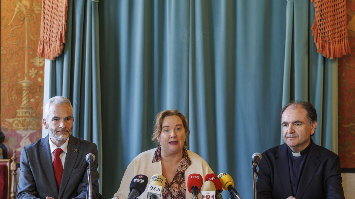La alcaldesa, Cristina Ayala, presentó la cita junto a Luis Manuel Isasi y Agustín Burgos, presidente y abad de la Junta de Semana Santa.