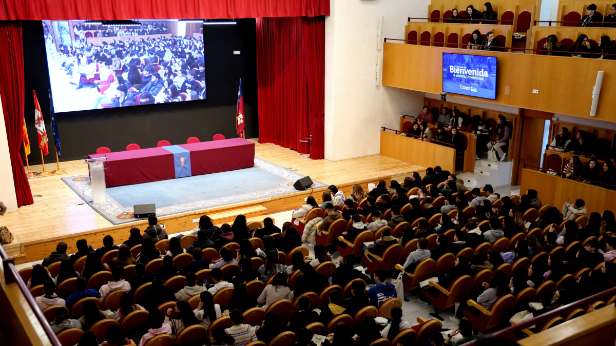 El Aula Magna acogía a los primeros 800 estudiantes burgaleses interesados en conocer las bondades de la UBU.