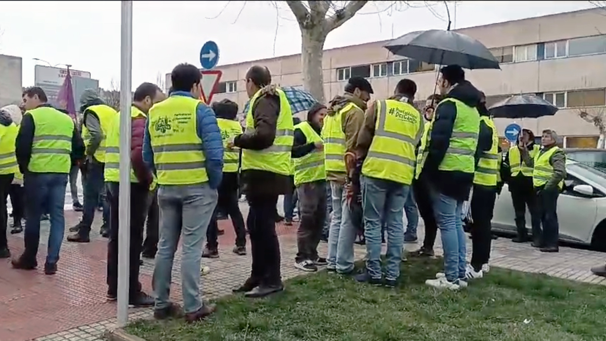 Protesta de agricultores y ganadores frente a la Guardia Civil.